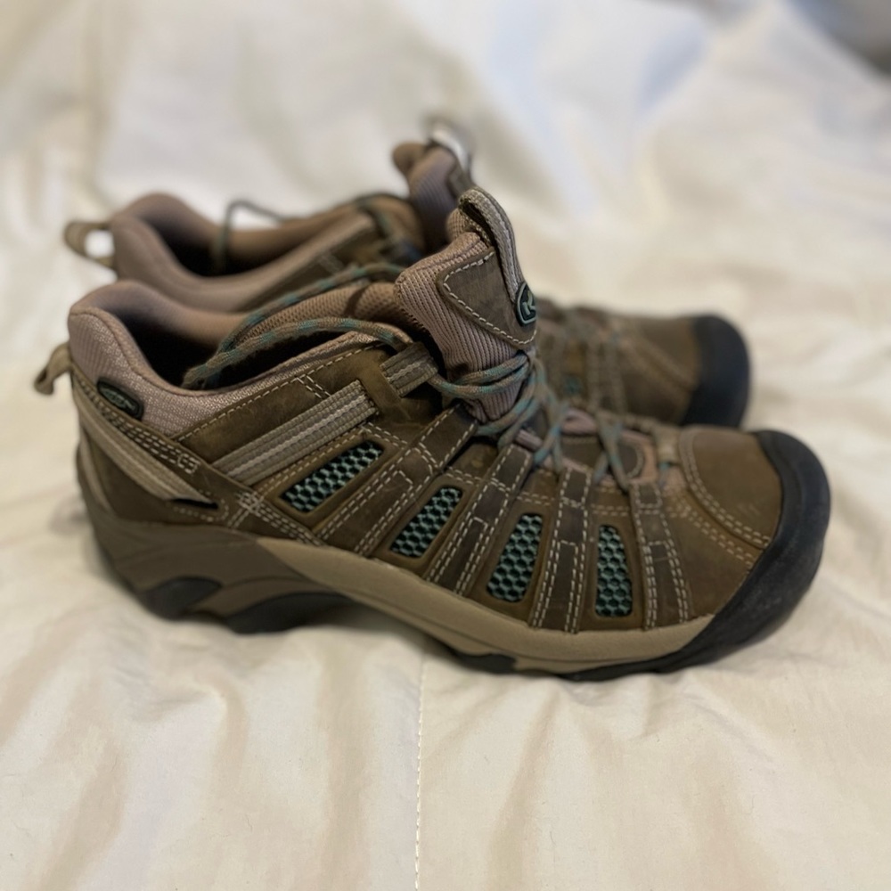 Keen Woman’s Hiking Shoes Size 10